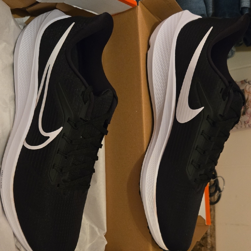 Nike Men's Black and White Running Shoes